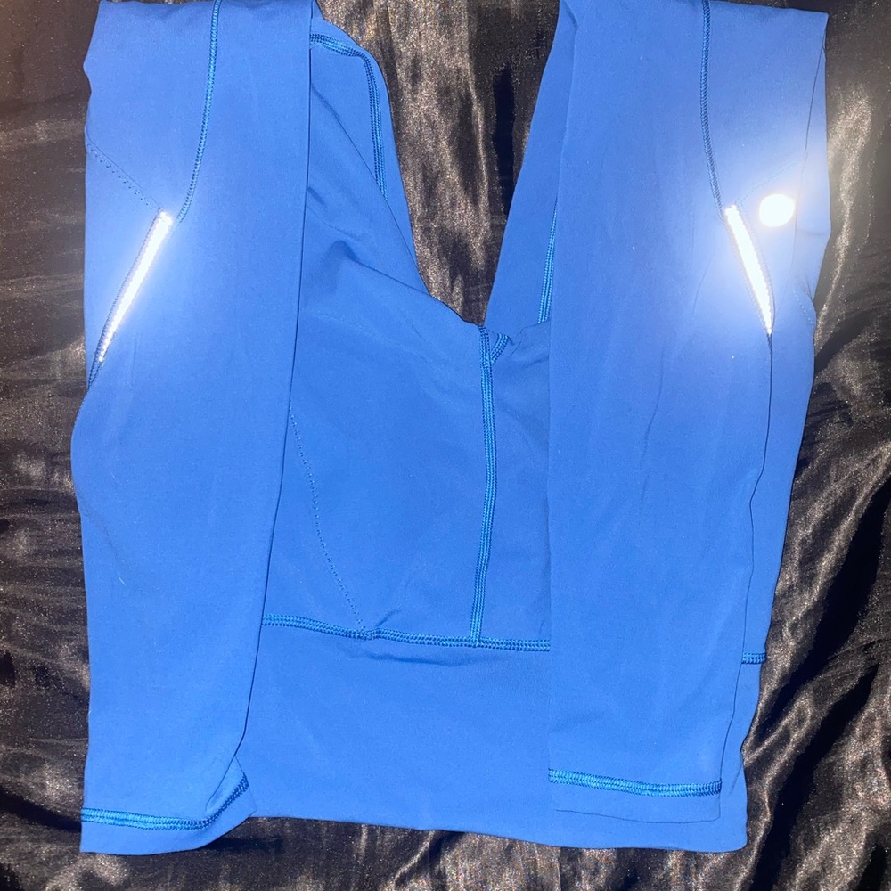 BLUE LULULEMON LEGGINGS WITH ZIPPERED POCKETS